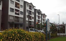 Kpw At Royal Lily Apartment  3*